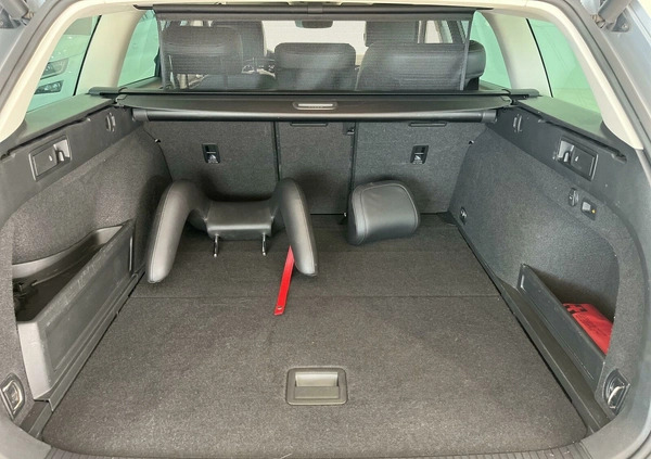 Volkswagen Passat cena 136900 przebieg: 69862, rok produkcji 2019 z Przemków małe 562